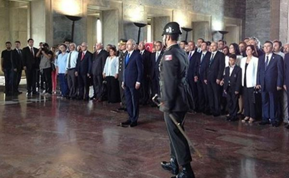 Kılıçdaroğlu Yeni Seçilen Parti Meclisi Üyeleri ile Anıtkabir\'i Ziyaret Etti (2) (Yeniden)