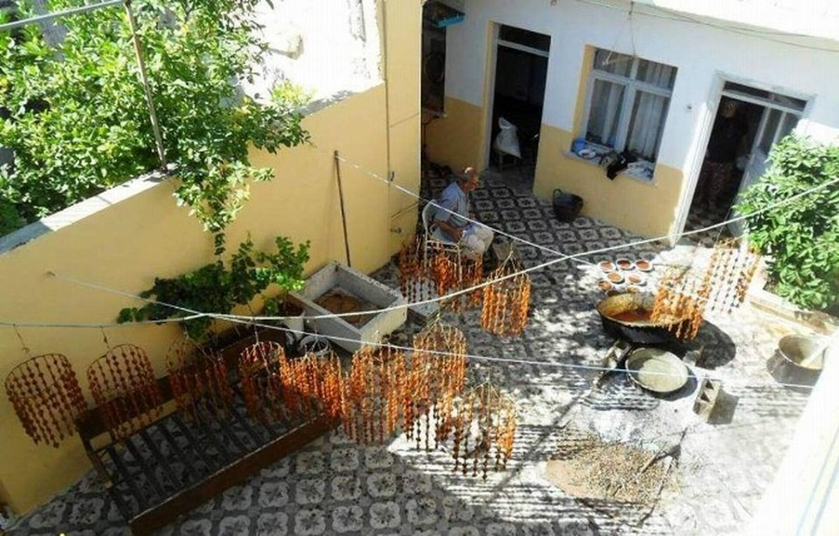 Kilis\'te Cevizli Sucuk Piyasada