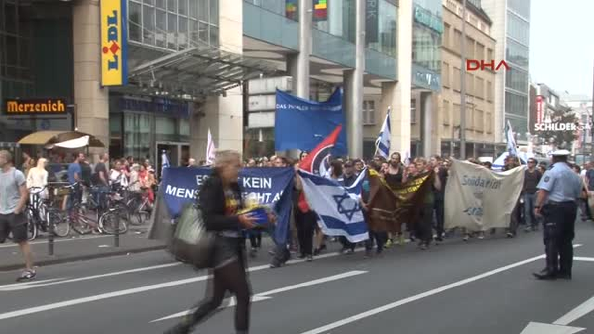 Köln\'de İsrailler\'in \'Yahudilere Gazze\'de Özgürlük\' Gösterisi