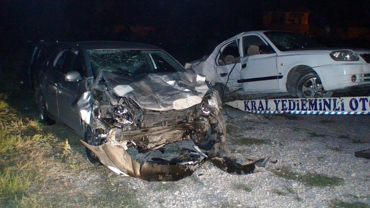 Konya Ereğli\'de Otomobiller Çarpıştı: Bir Ölü, 8 Yaralı