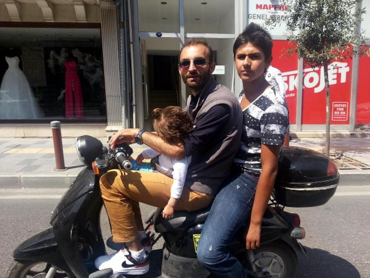 İzmir\'de Kucağında Bebekle Motosiklet Kullandı
