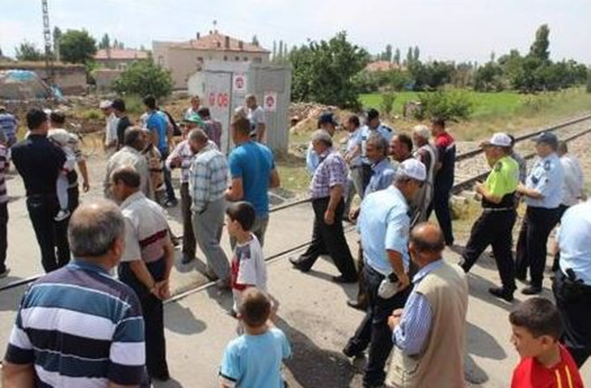 Mahalle Halkından Yol Kapatma Eylemi
