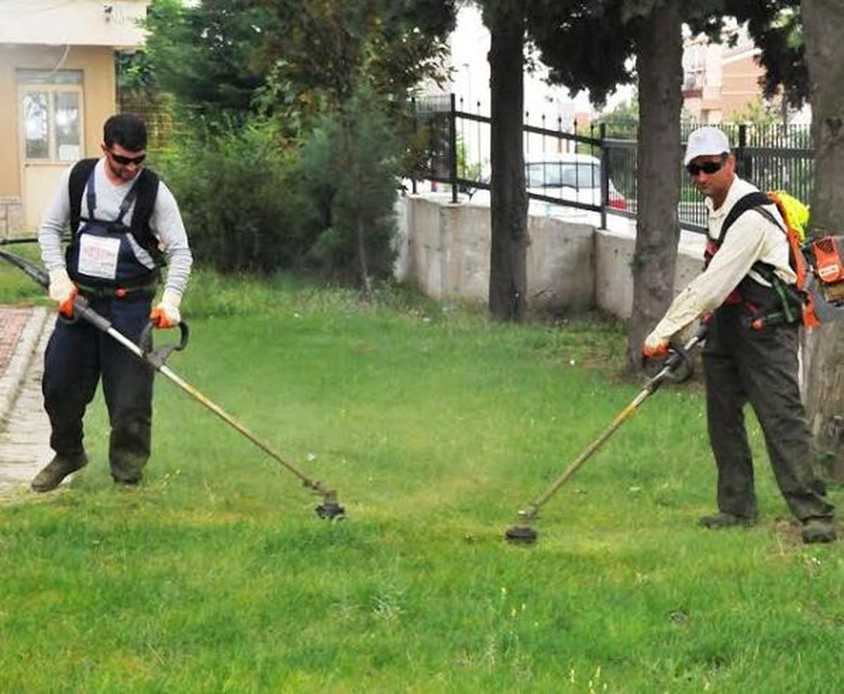 Okul Bahçelerinde Ot ve Çim Biçme Çalışması Yapılıyor