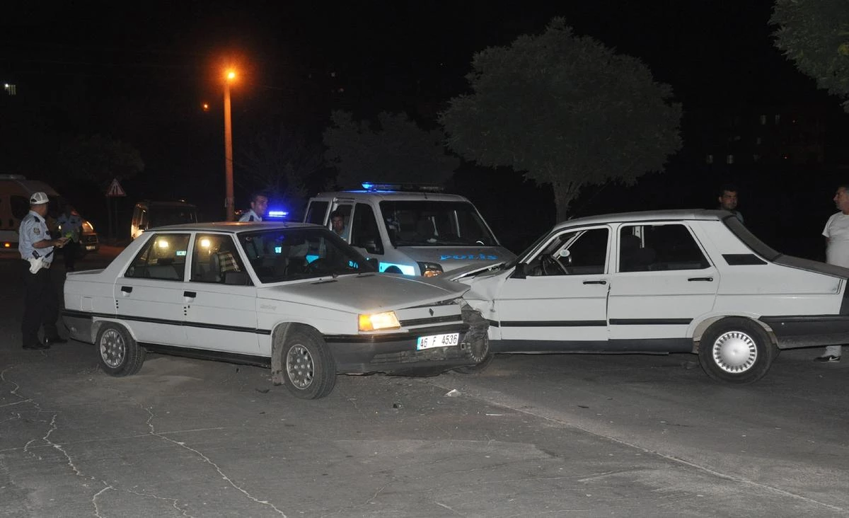 Osmaniye Kadirli\'de Otomobiller Çarpıştı: 6 Yaralı