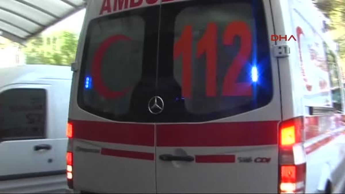 Çanakkale\'de Bir Vatandaş Sırtında Bıçakla Hastaneye Getirildi