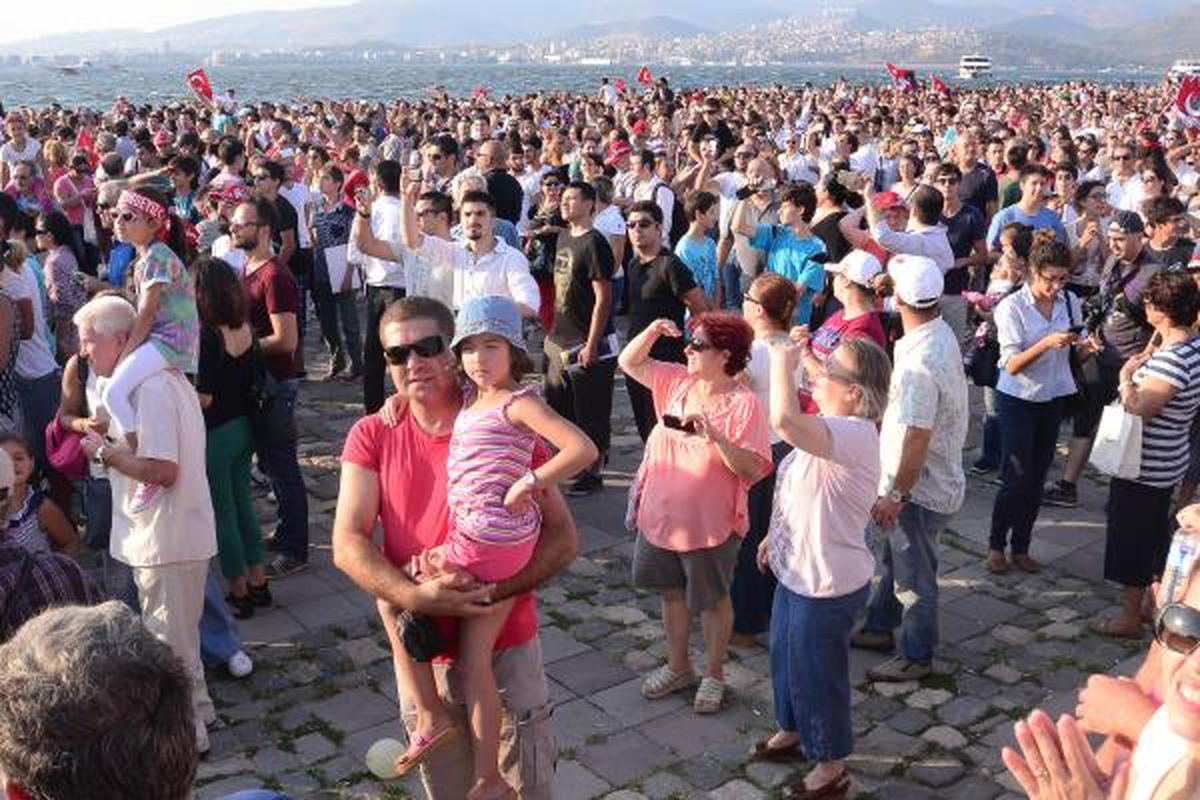 Türk Yıldızları 9 Eylül İçin İzmir Semalarında