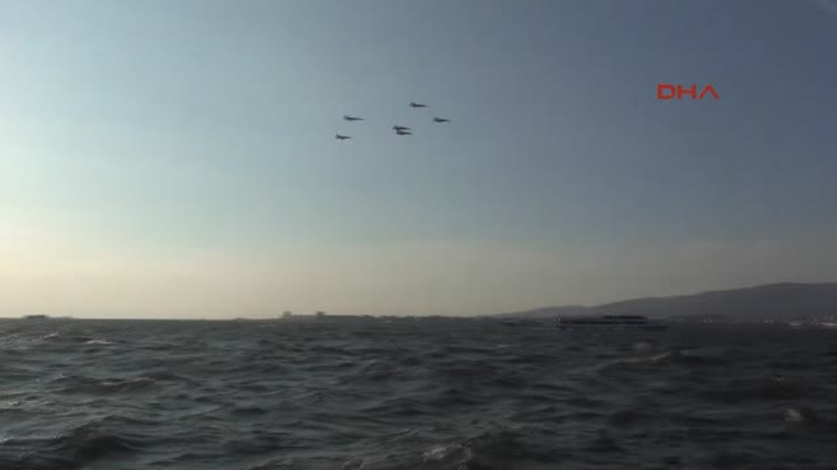 Türk Yıldızları 9 Eylül İçin İzmir Semalarında