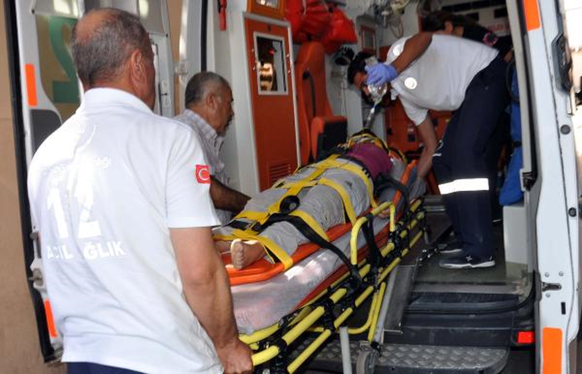 Üçüncü Kattan Atladı, Ağır Yaralandı