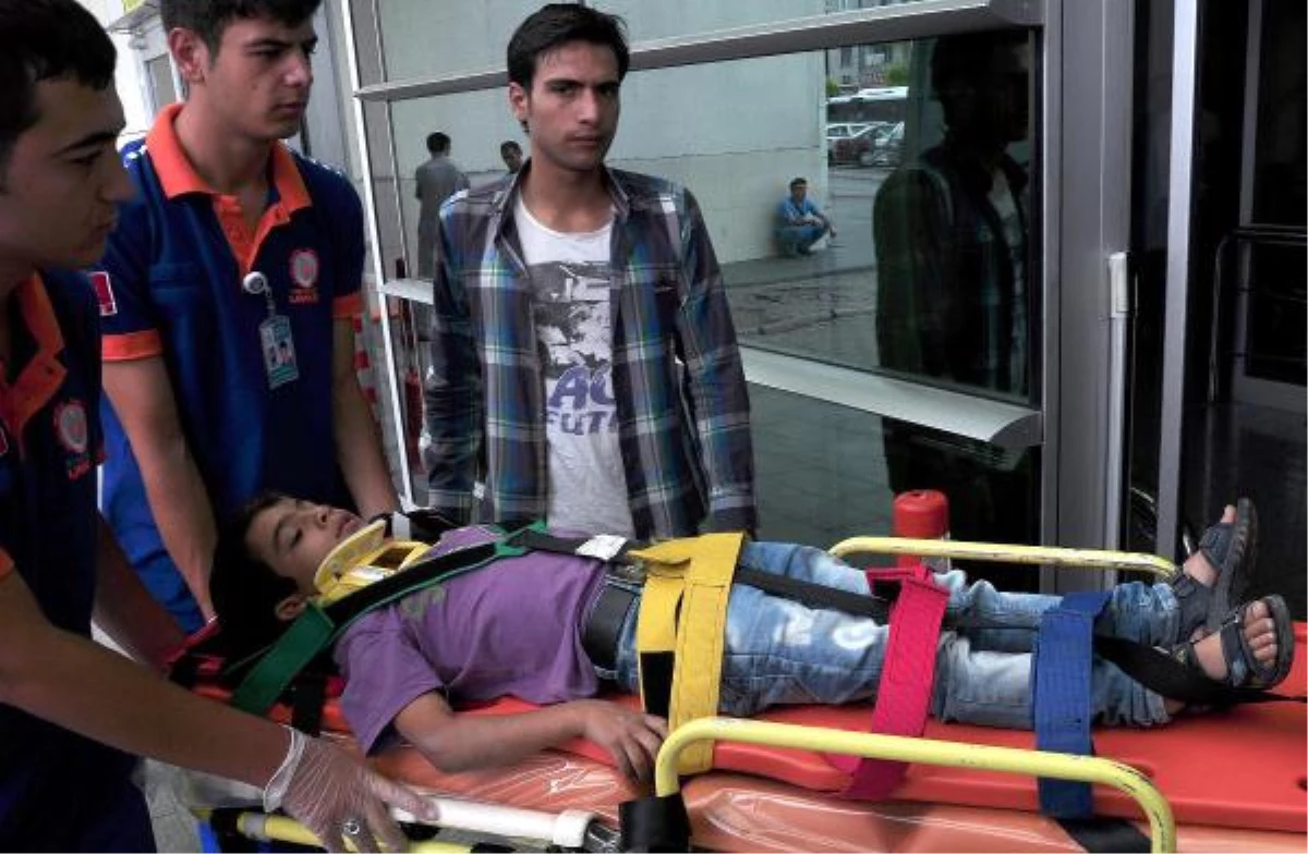 Üzerine Demir Kapı Düşen Suriyeli Çocuk Yaralandı