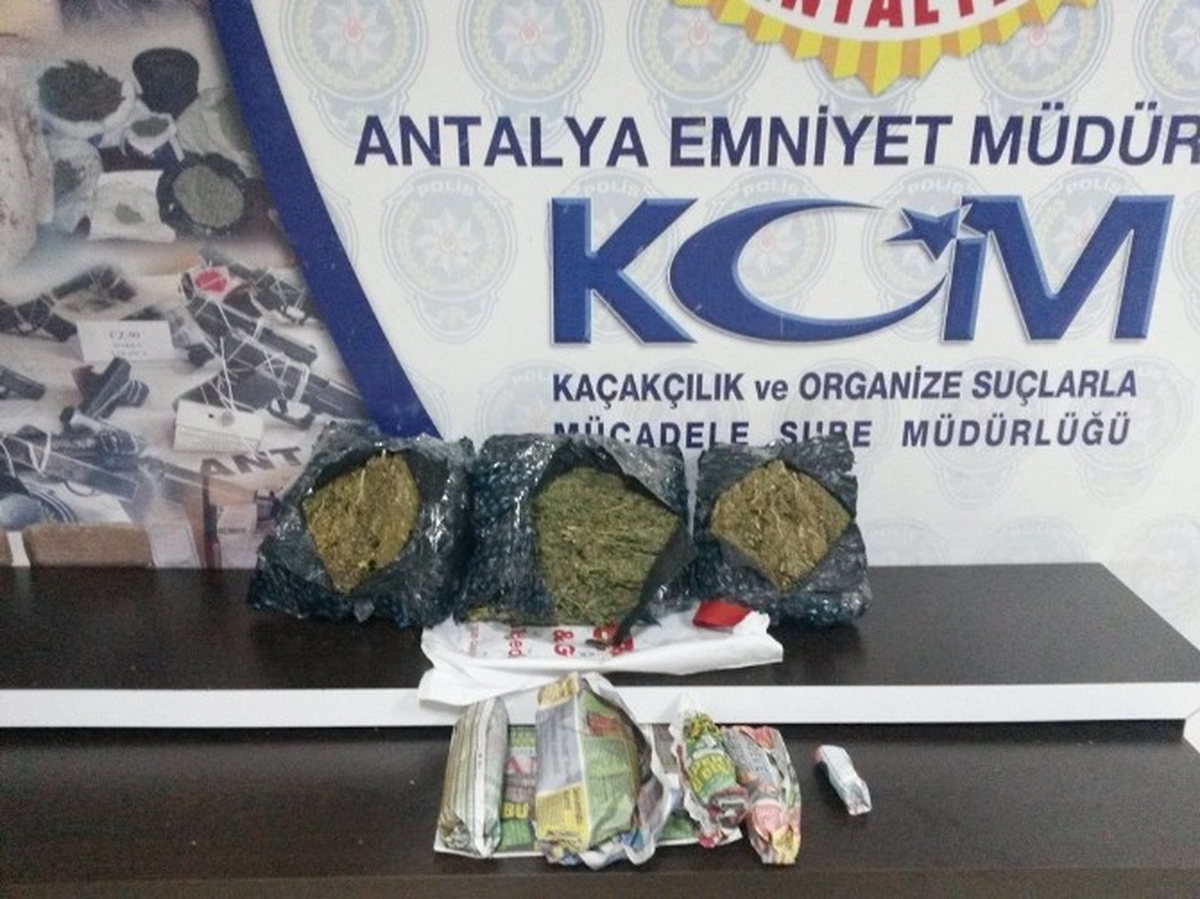 Antalya\'da 2 Kişi 3 Kilo Esrar ile Yakalandı
