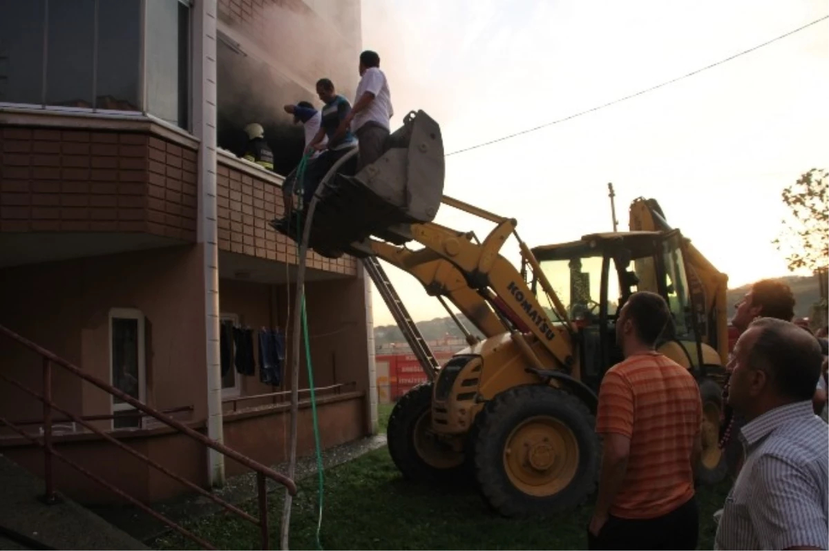 Ereğli\'de Bir Apartmanda Çıkan Yangına Kepçe ile Müdahale