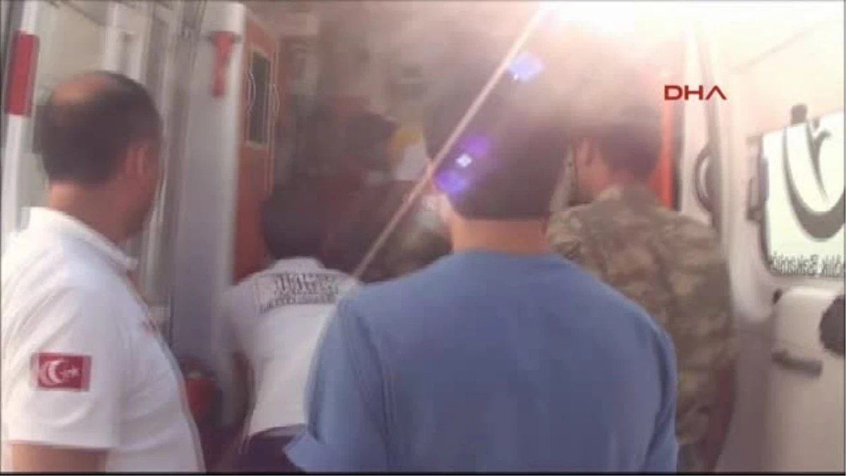 Başkale\'de Askeri Araç Devrildi: 2 Asker Yaralandı