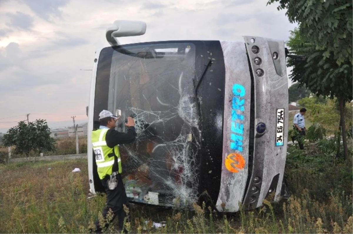 Bursa\'da Yolcu Otobüsü Şarampole Uçtu: 1\'i Ağır 6 Yaralı