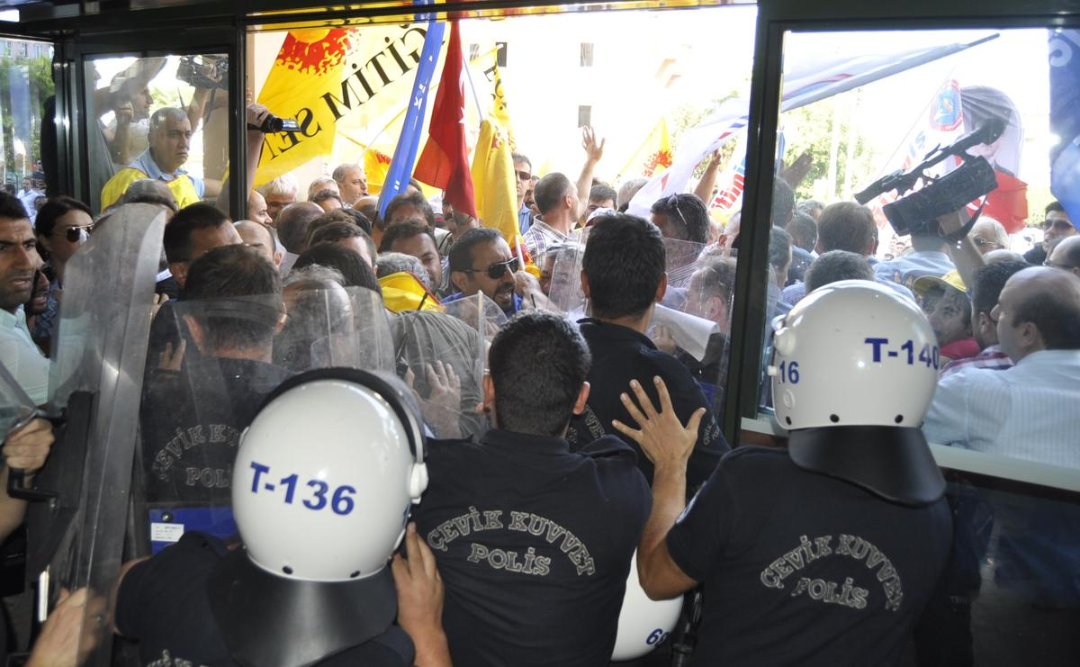 Bursa\'da Yürüyüş Sonrası Arbede Çıktı