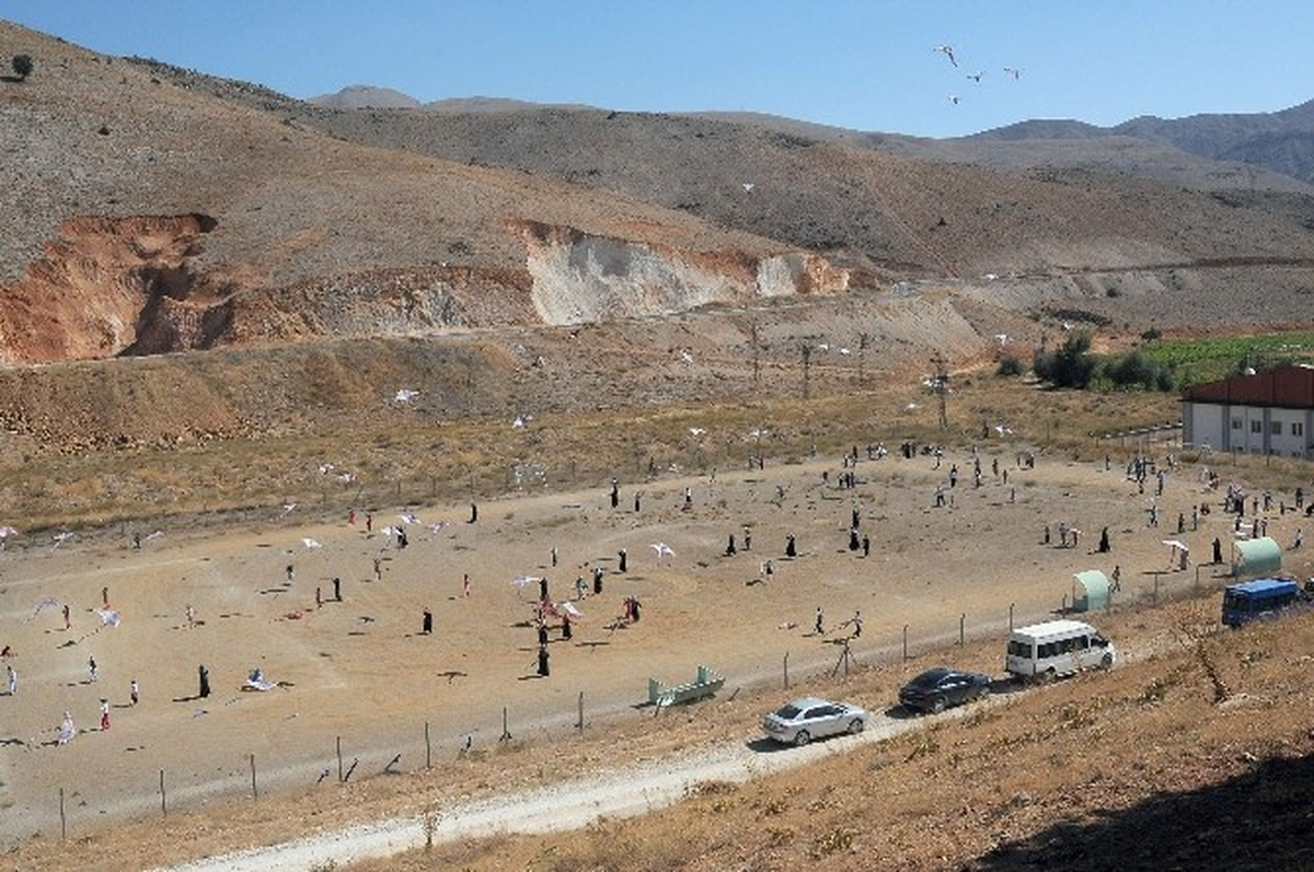 Çelikhan\'da Kur\'an Kursu Öğrencileri Uçurtma Uçurdu
