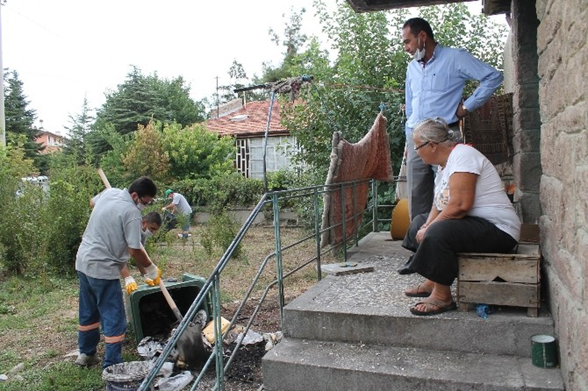 Çöp Evden Bir Kamyon Dolusu Çöp Çıktı