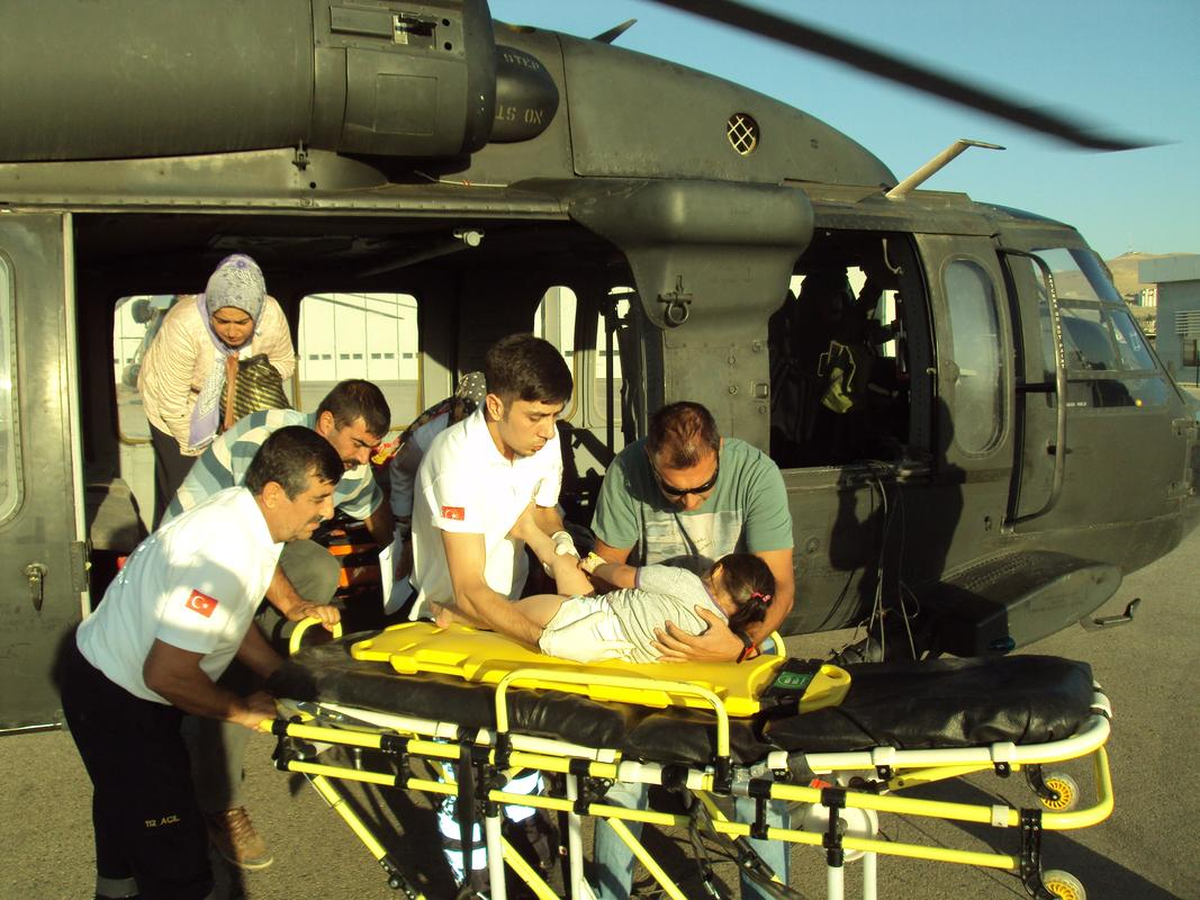 Dördüncü Kattan Düşen Çocuk Helikopterle Hastaneye Ulaştırıldı