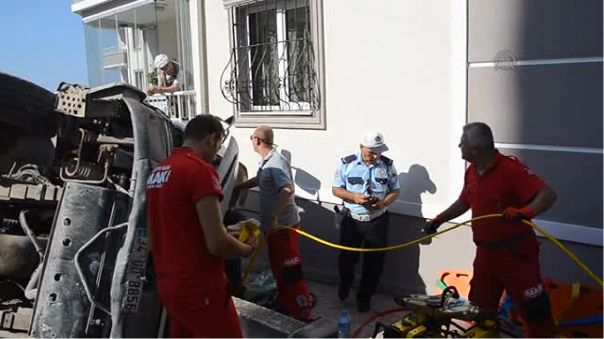 Mudanya\'da Duvara Çarpan Beton Mikserinde Sıkışan Sürücü Kurtarıldı