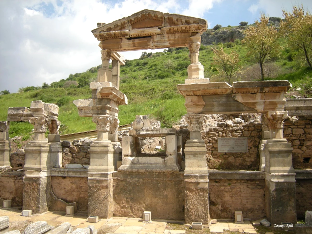 Efes\'teki Serapis Tapınağı Ayağa Kaldırılıyor