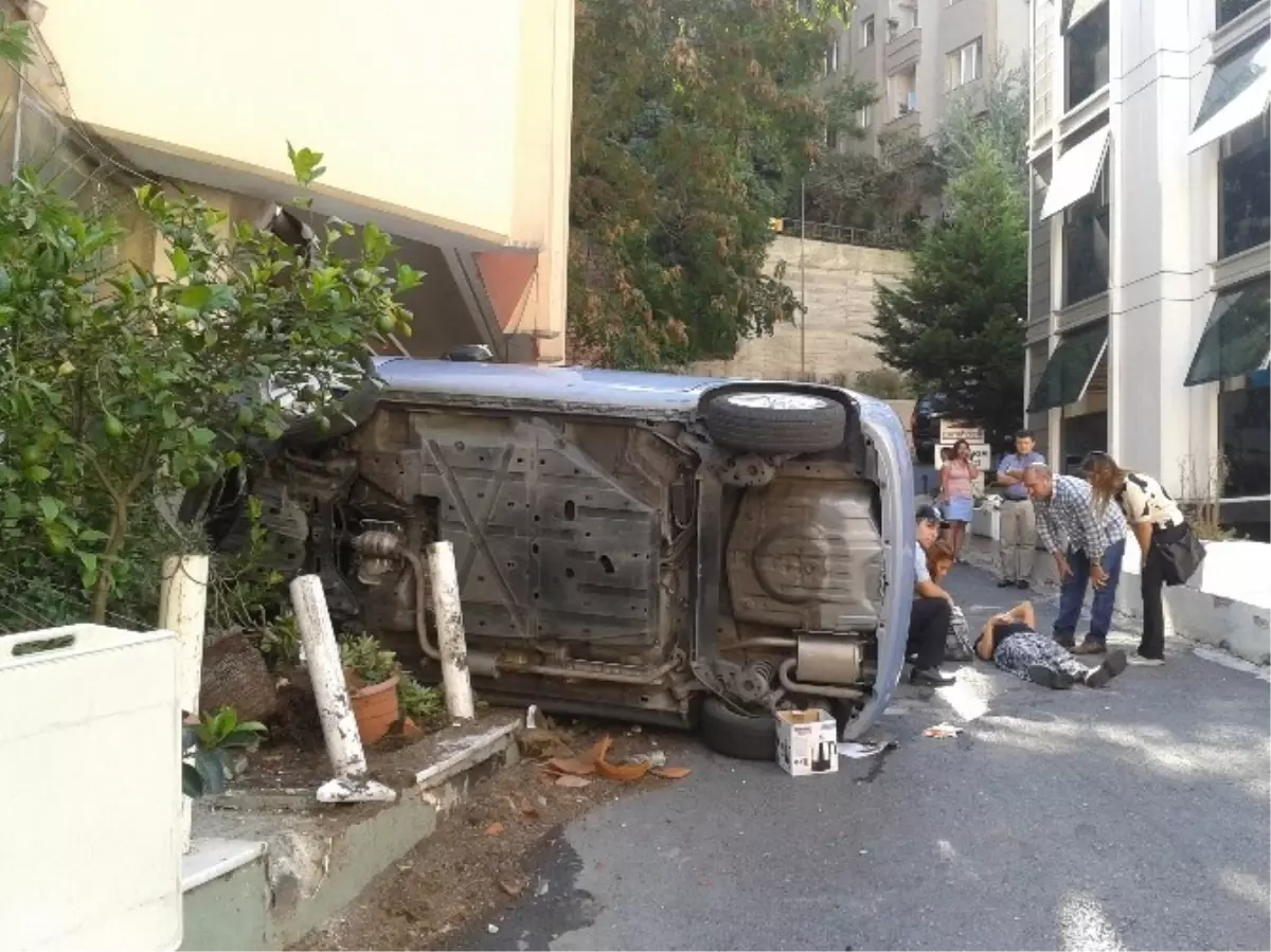 Freni Boşalan Otomobil Restoranın Duvarına Çarptı