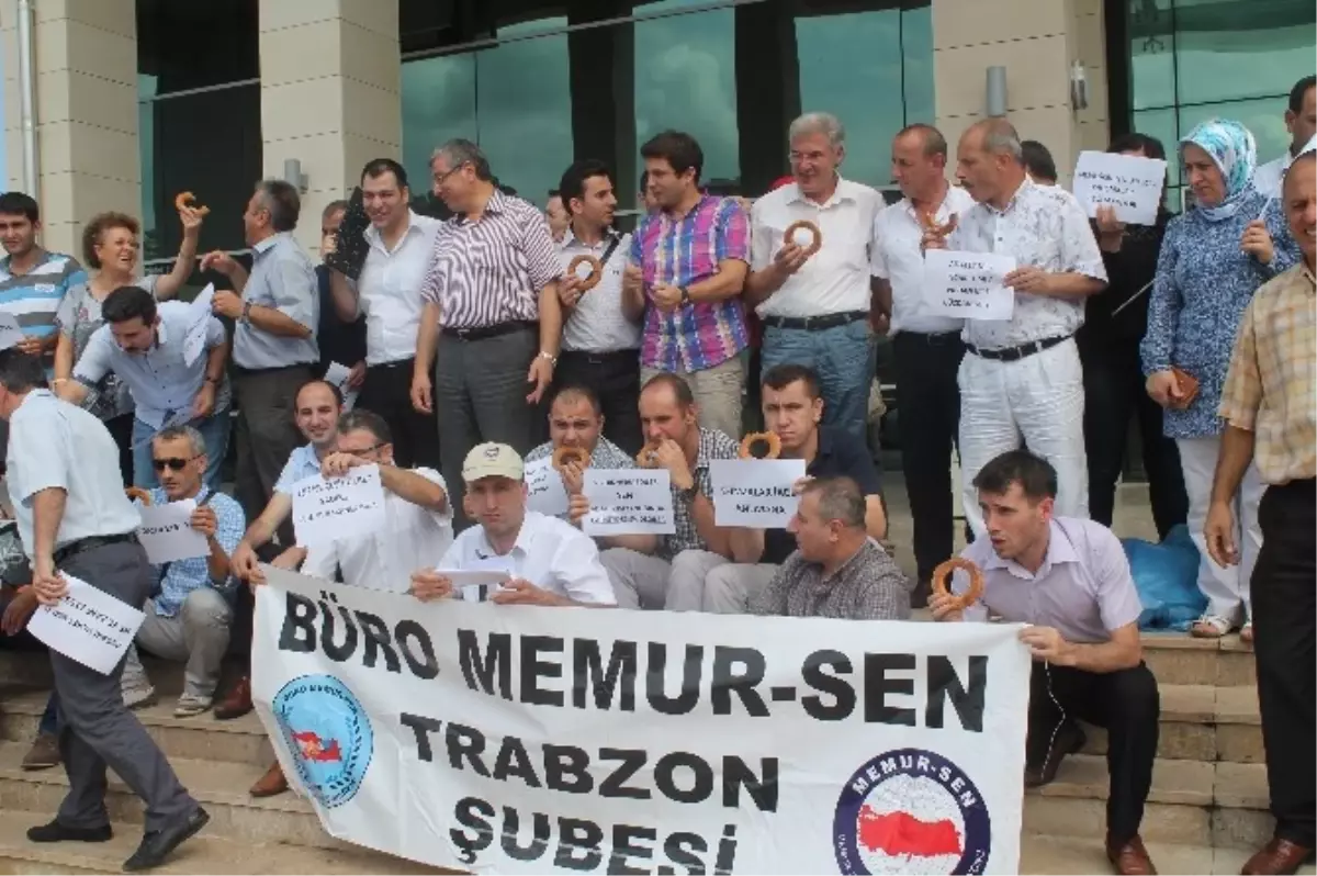 Hakim ve Savcılara Yapılacak Zammı Simit Yiyerek Protesto Ettiler