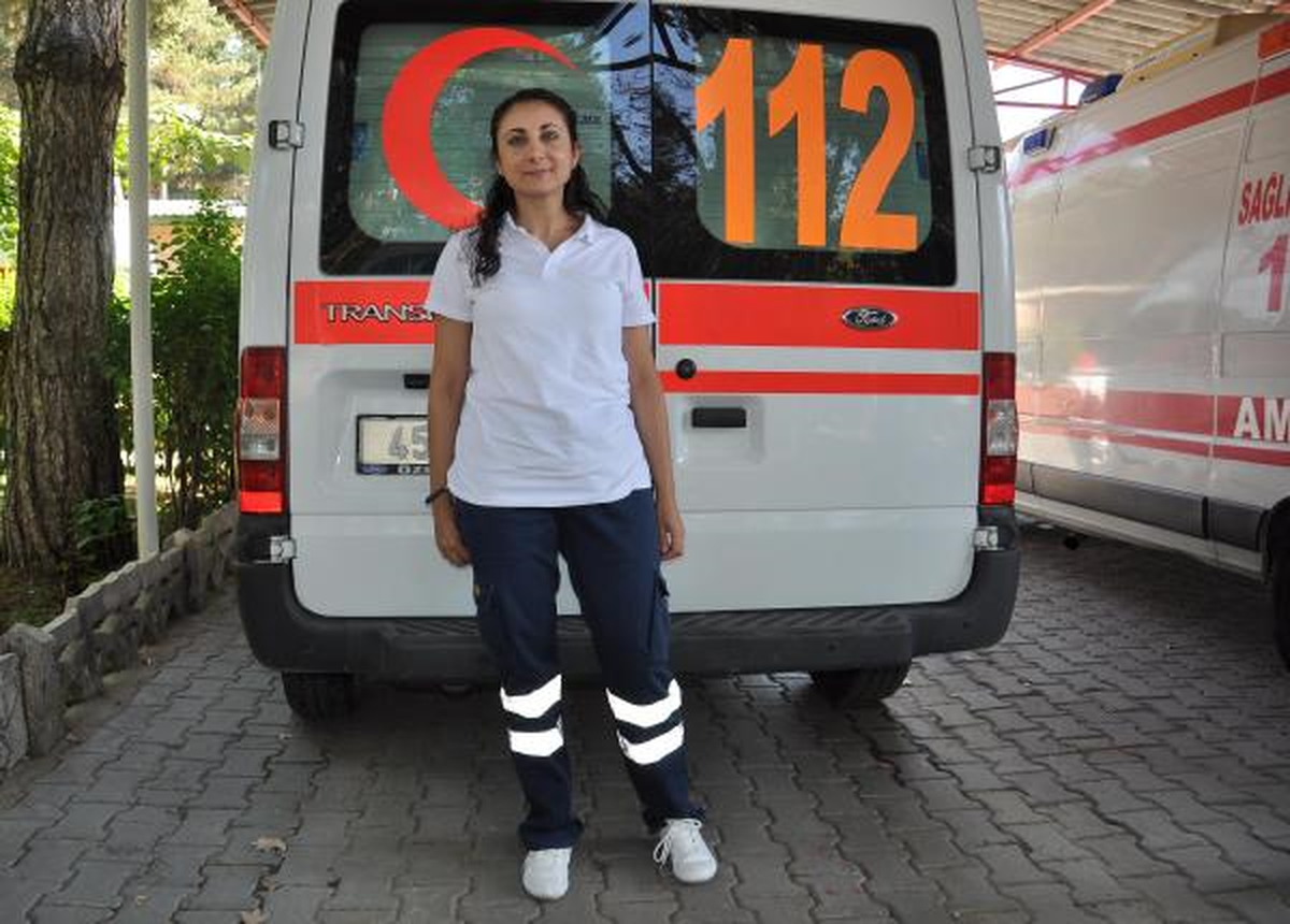 Manisa\'da Kadın Ambulans Şoförü Hasta Taşıyor