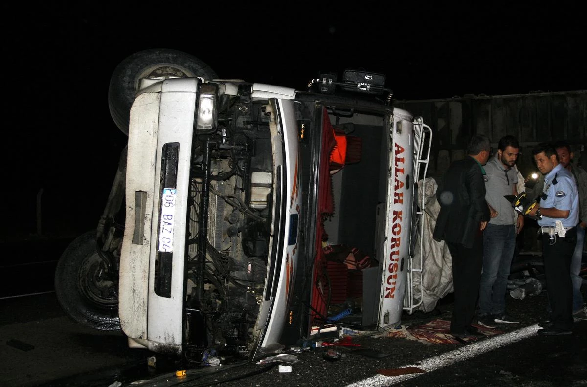 Kamyonun Damperi, Mobese Direğine Takıldı