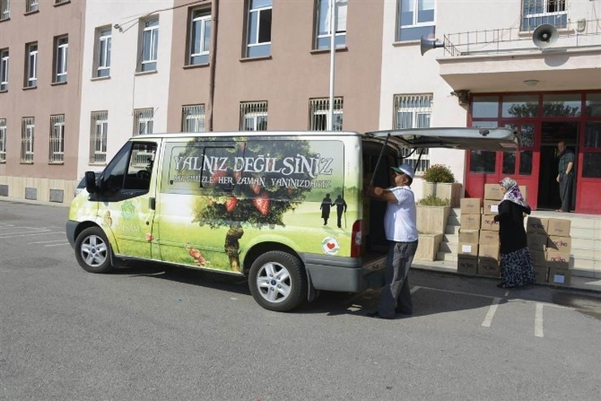 Meram Belediyesi\'nden Öğrencilere Kırtasiye Seti