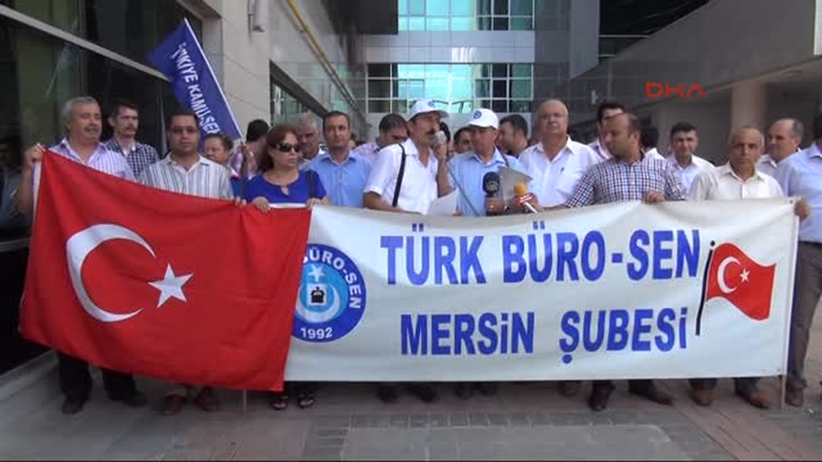 Mersin\'de İşten Çıkartılan Parkomat İşçileri Eylem Yaptı