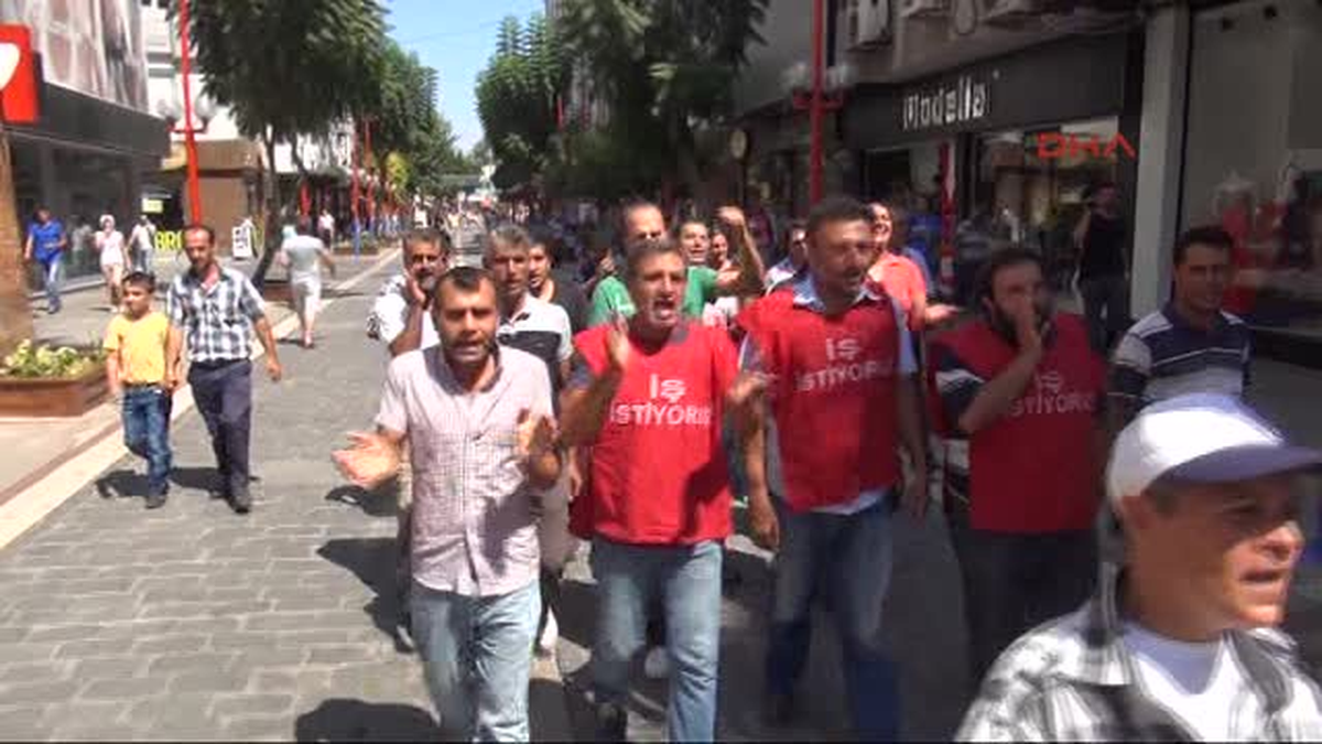 Mersin\'de İşten Çıkartılan Parkomat İşçileri Eylem Yaptı