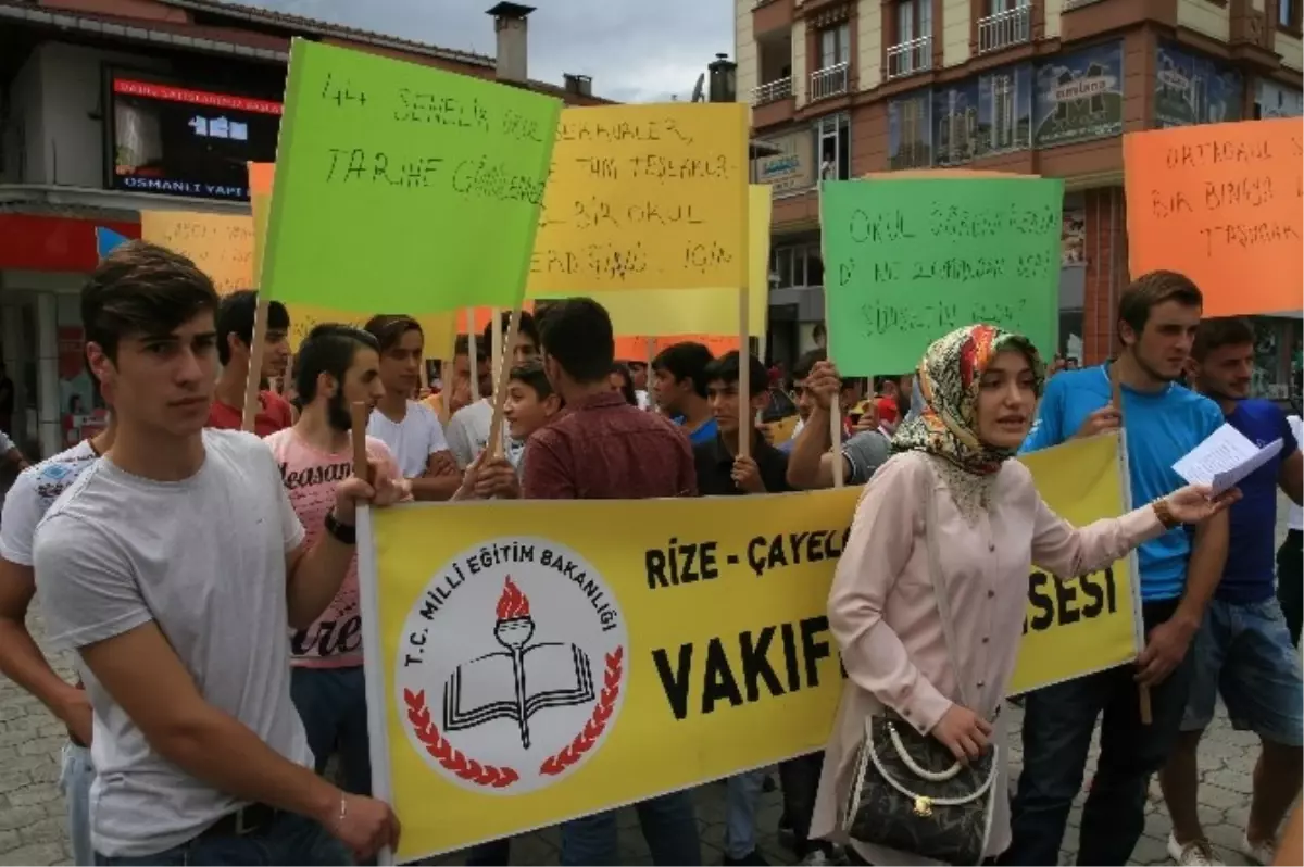 Okulları Ellerinden Alınan Öğrencilerden Protesto Yürüyüşü