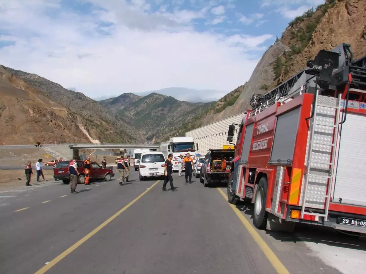 Otomobil ile Tanker Çarpıştı: 2 Yaralı