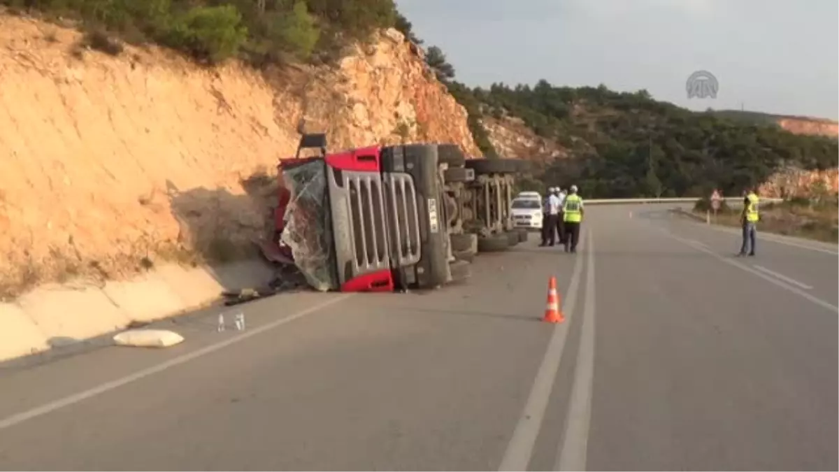 Palet yüklü tır devrildi : 1 yaralı -