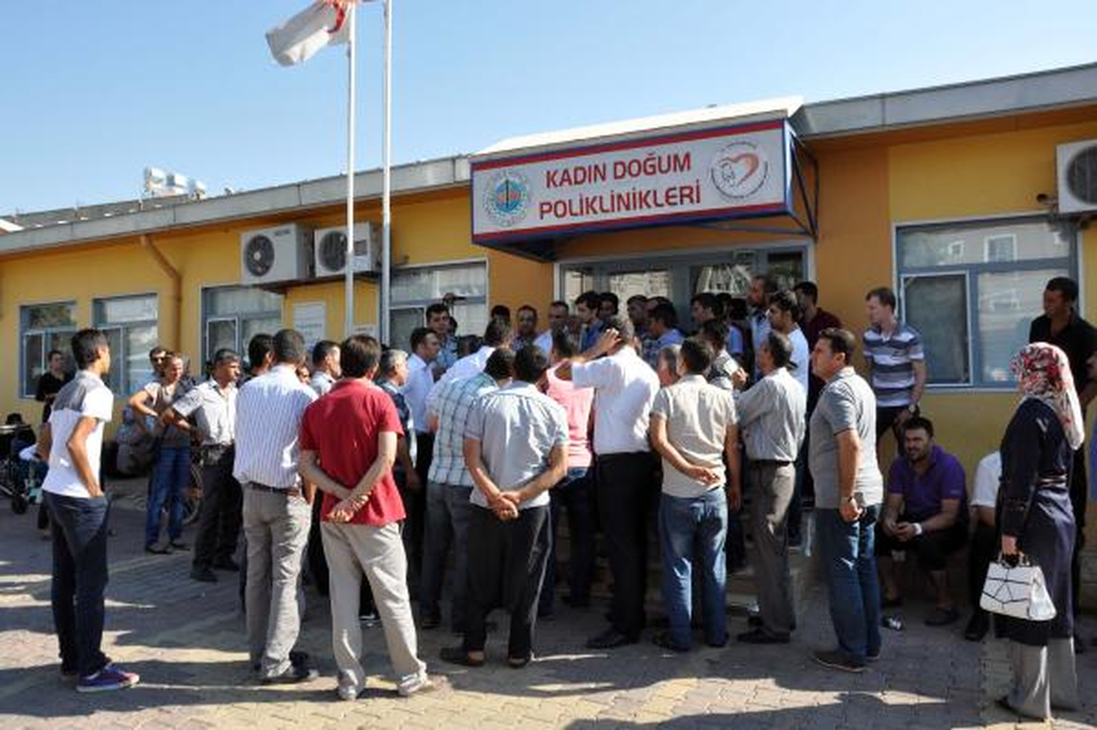 Adıyaman\'da Protesto İçin, Poliklinik Kapısını 2 Saat Kapattılar