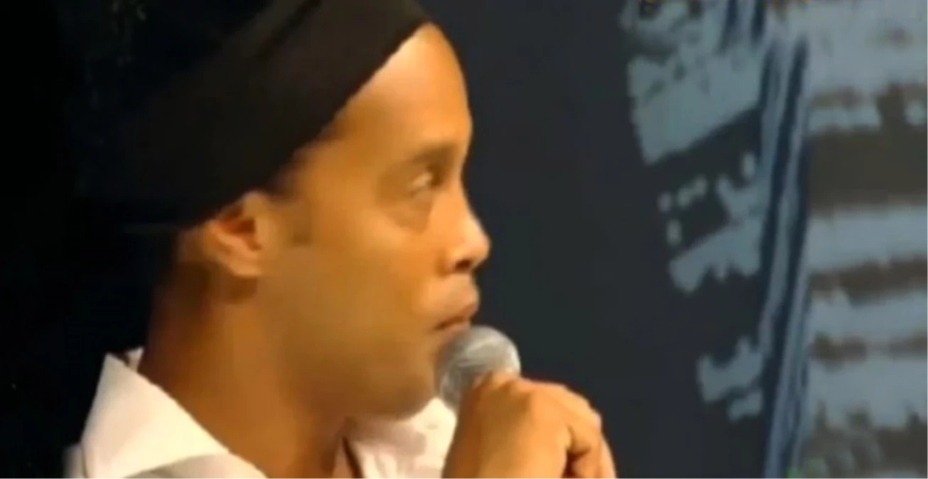 Ronaldinho Güzel Hostesten Gözünü Alamadı