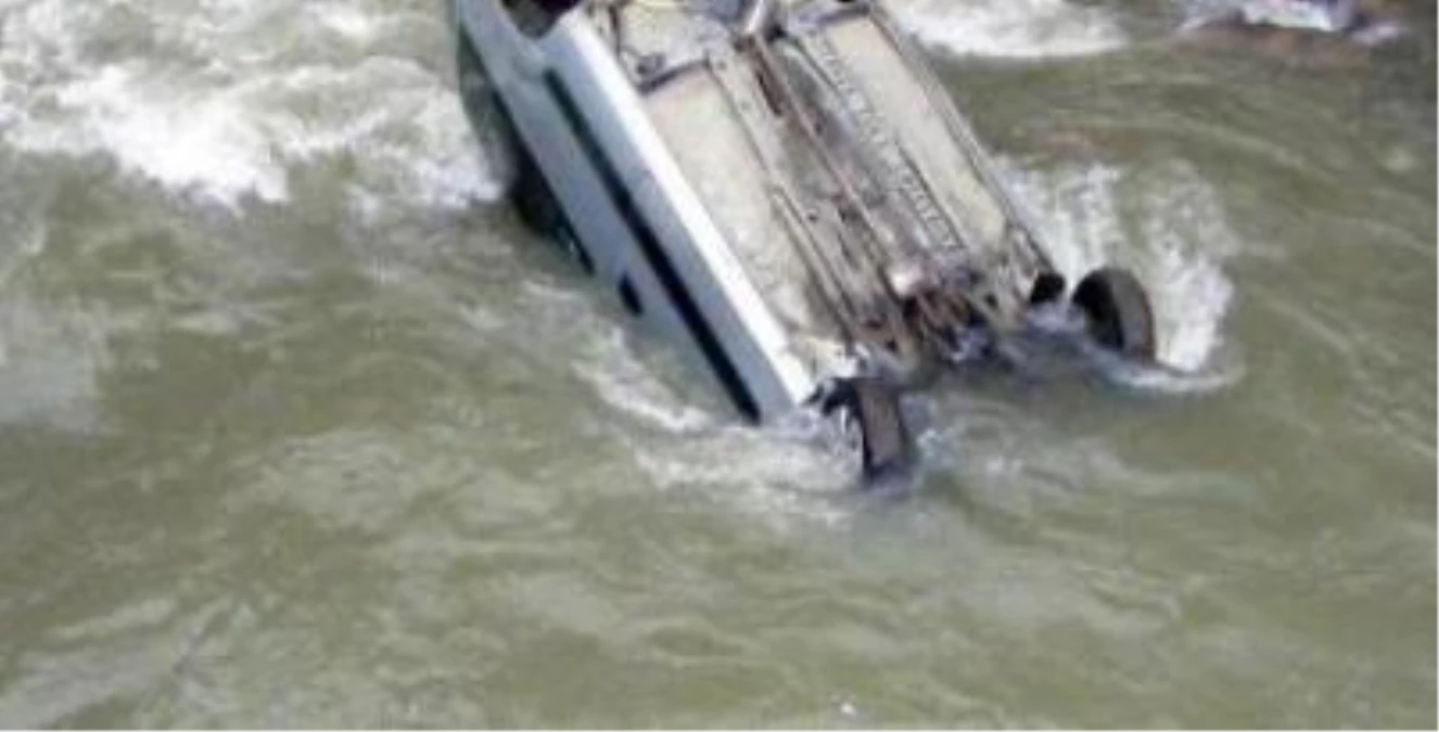 Sakarya\'da Minibüs Nehre Uçtu: 2 Yaralı