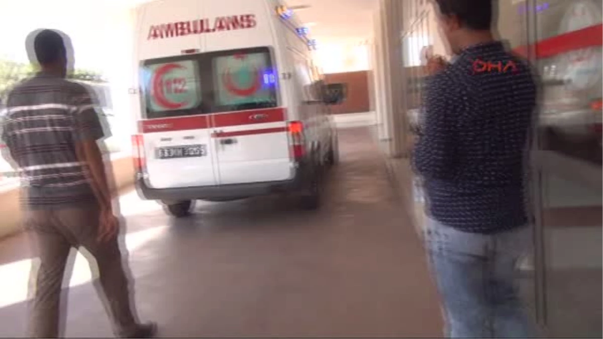 Şanlıurfa\'da Otomobil Kamyona Çarptı 4 Yaralı