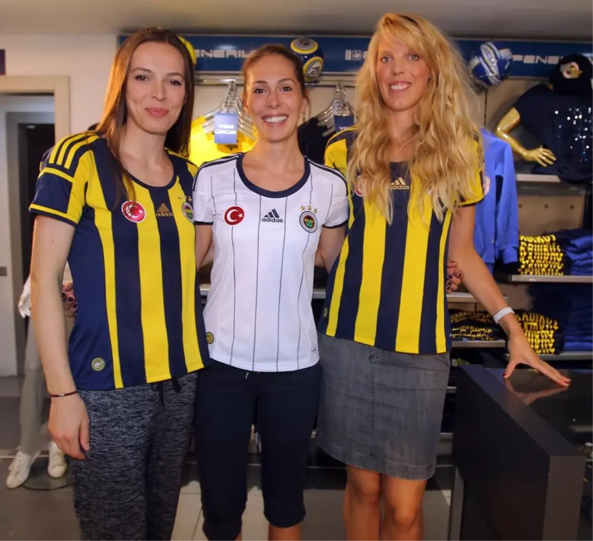 Sarı Melekler" Fenerium Ürünlerini Tanıttı