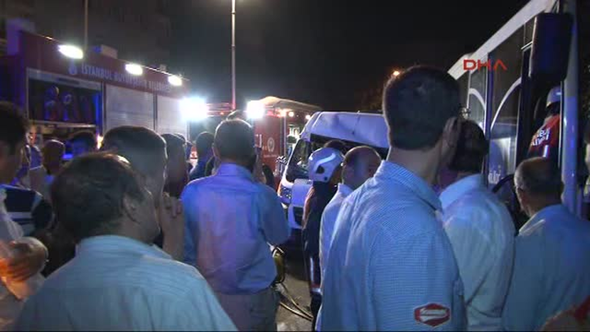Sultanbeyli\'de Sürücüsünün Uyuduğu İddia Edilen Midibüs Park Halindeki Tır\'a Çarptı.