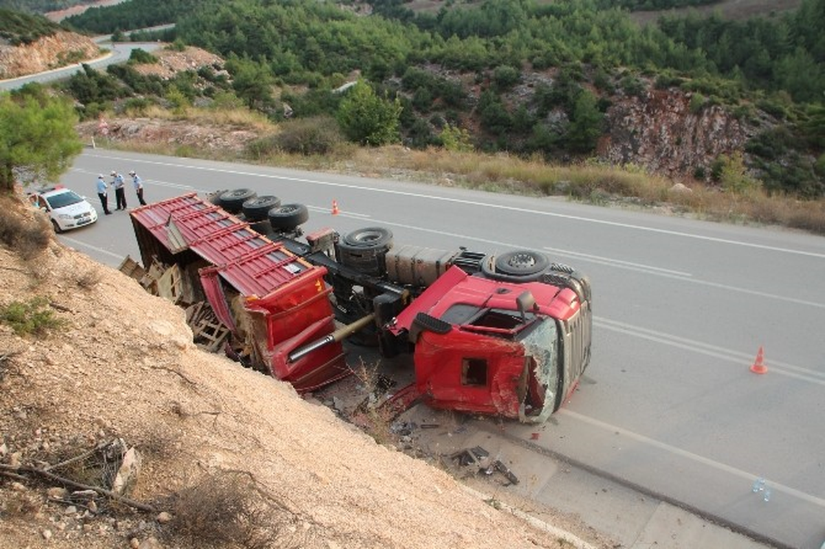 Bilecik\'te Tahta Palet Yüklü Tır Devrildi: Bir Yaralı