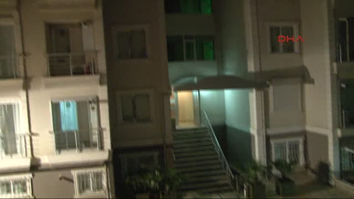 Ümraniye\'de Bir Sitenin 14.\'üncü Katında 34 Yaşındaki Bir Kadın Boğazı Kesilerek Öldürüldü.