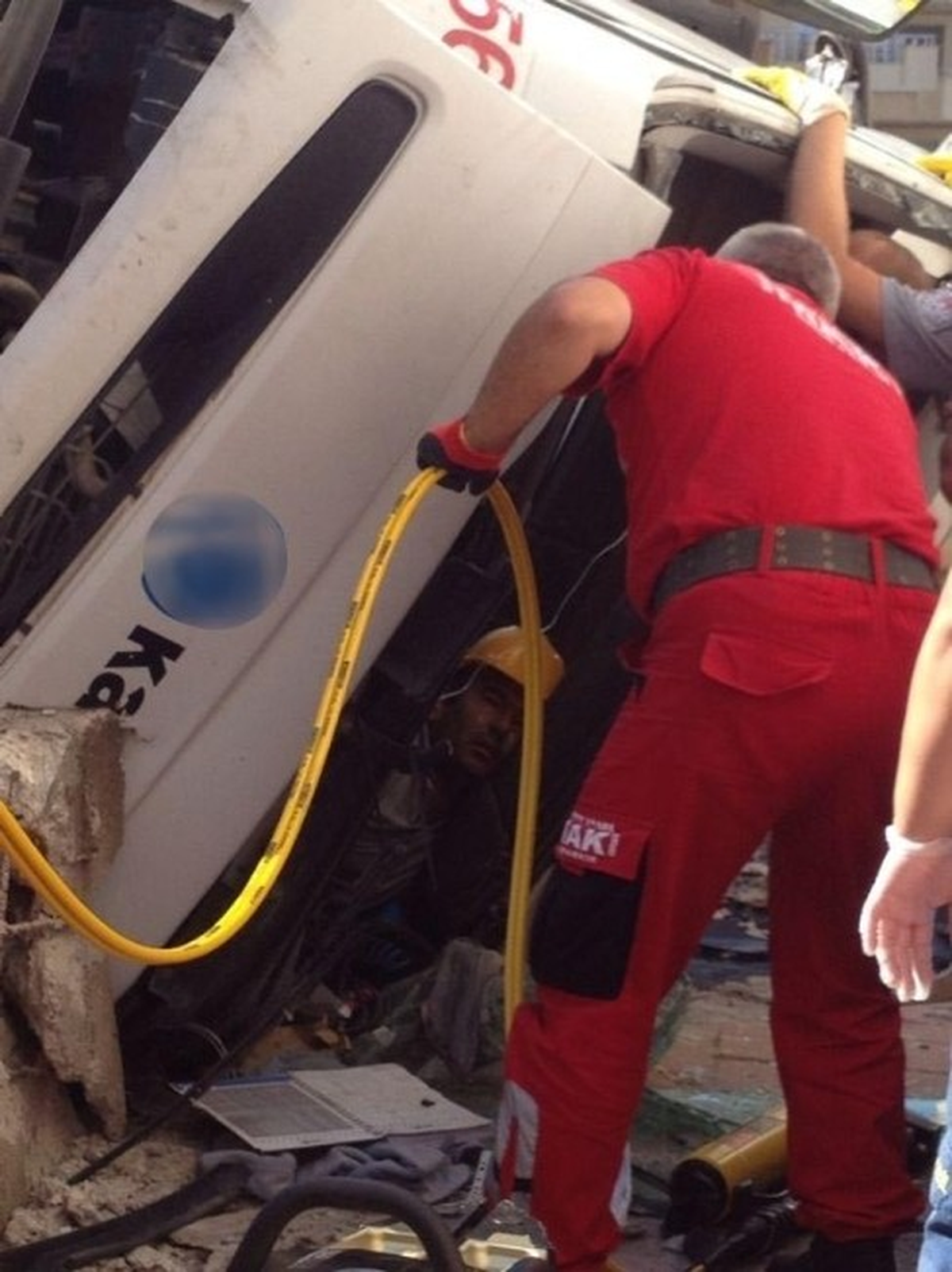 Yan Yatan Mikserin Şoförü 3 Saatte Kurtarılabildi