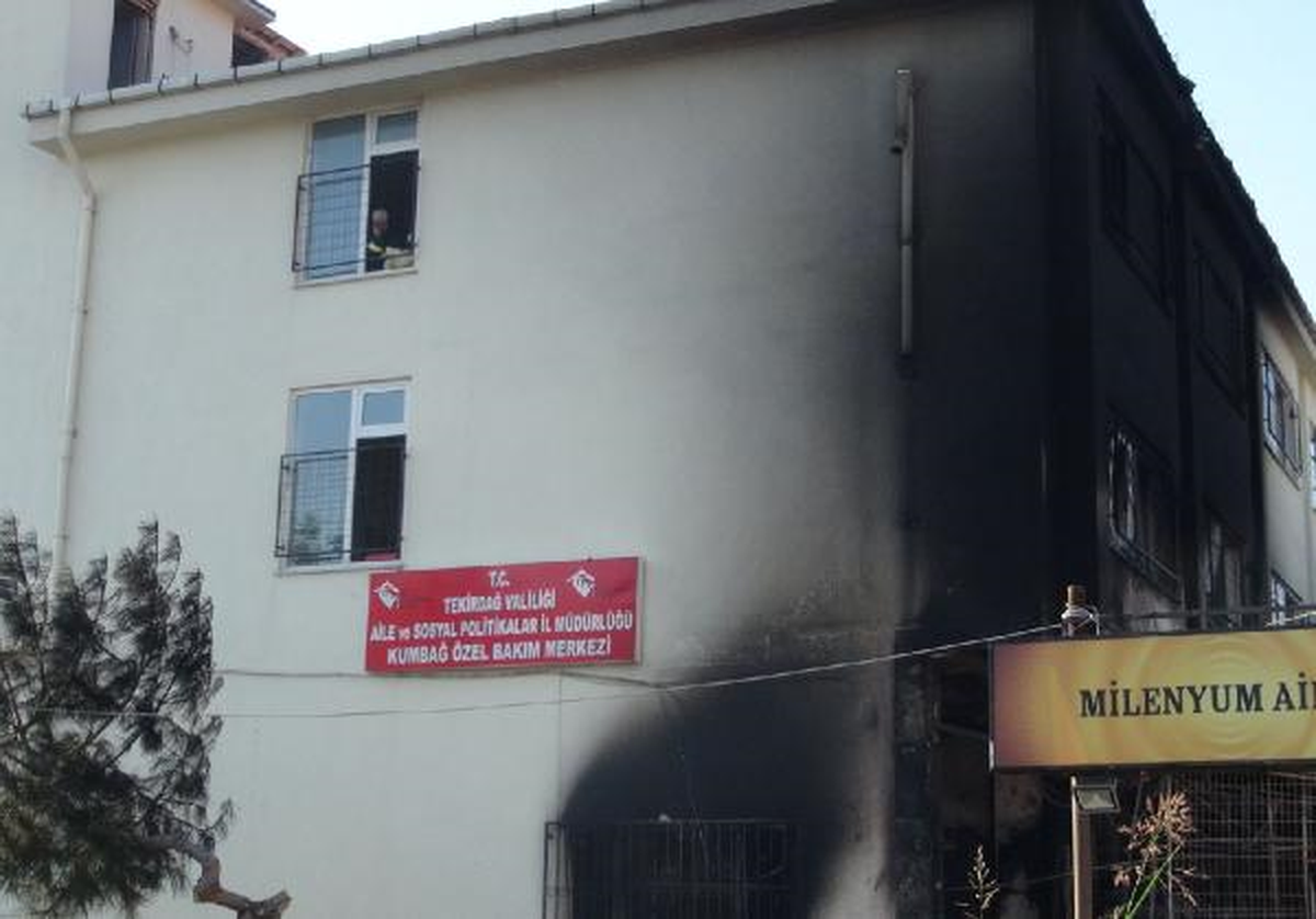 Yangın Bakım Merkezine Sıçradı, Mahsur Kalanları İtfaiye Kurtardı