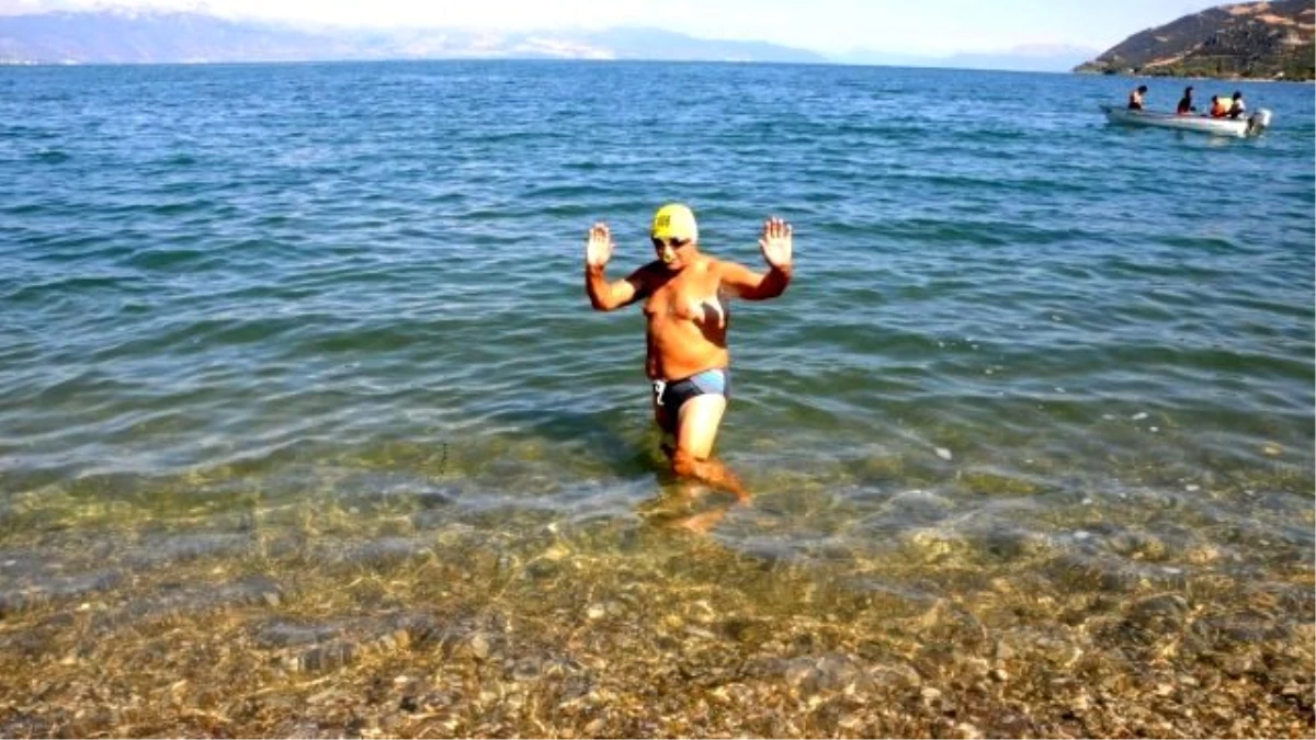 70 Yaşındaki Adam Eğirdir Gölü\'nü Yüzerek Geçti