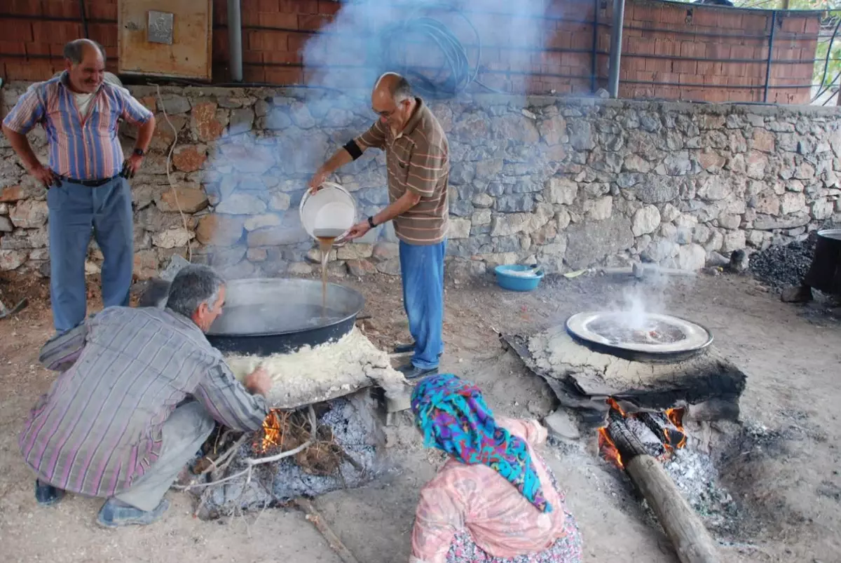 Akseki\'de Üzüm Pekmezi Yapımı Başladı