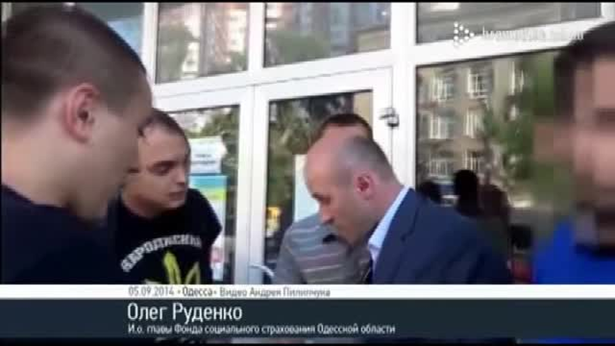 Aktivist Gençler Kamu Görevlisini Çöpe Attı