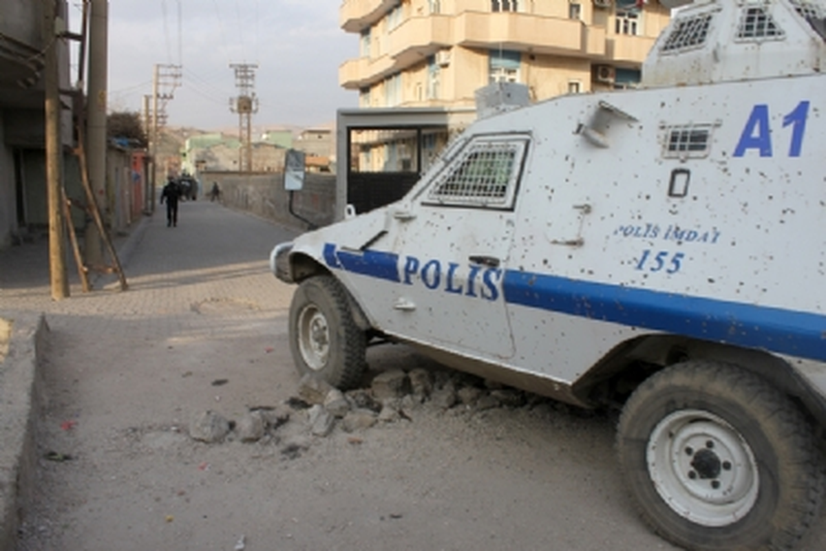 Düzeltme) Cizre\'de İzinsiz Gösteriye Polis Müdahale Etti