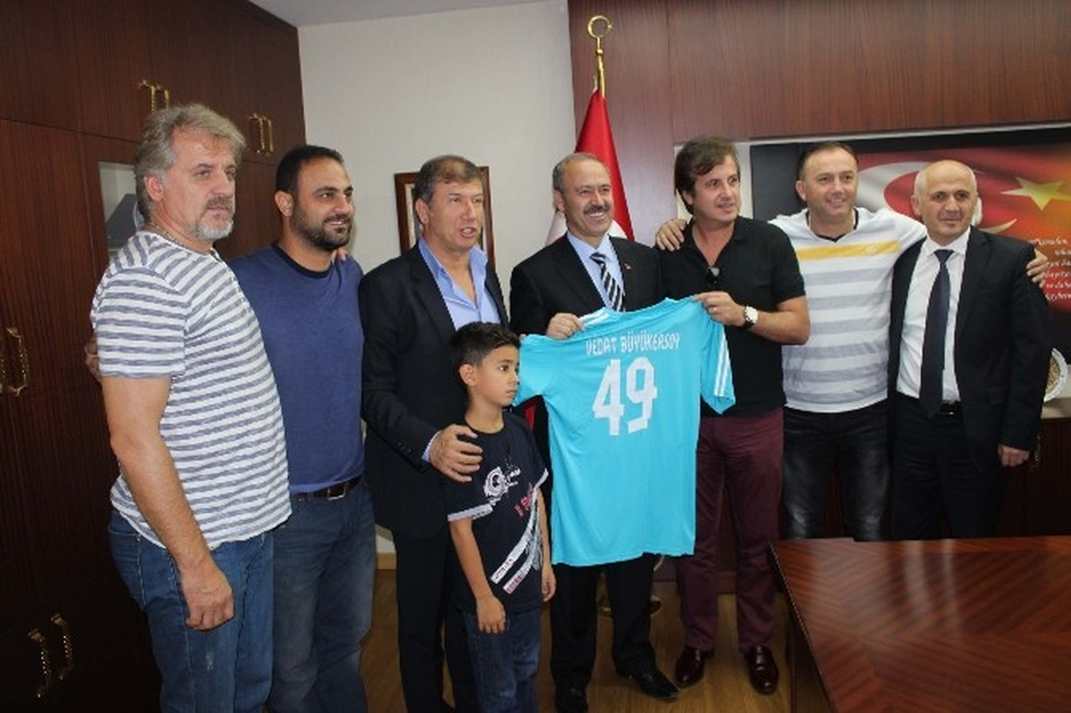 Efsane Futbolcular Top Dağıttı