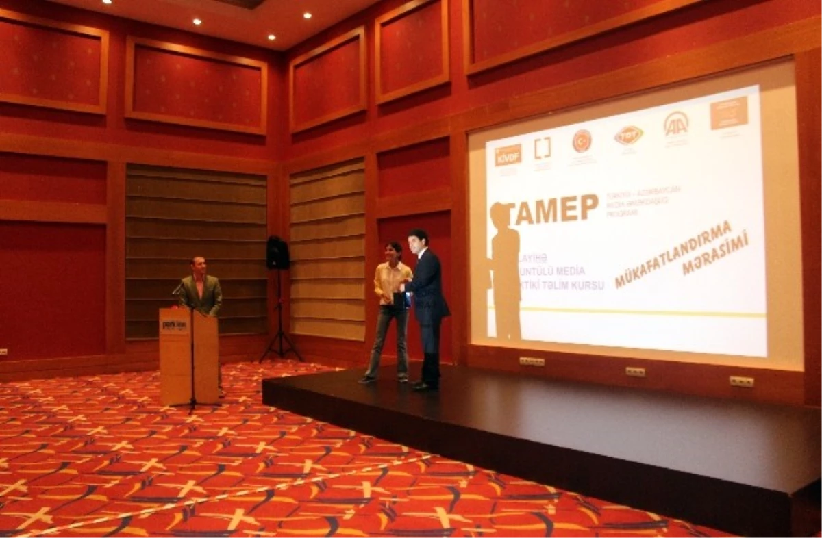Eğitimlerini Tamamlayan Azerbaycanlı Genç Medya Mensuplarına Ödül