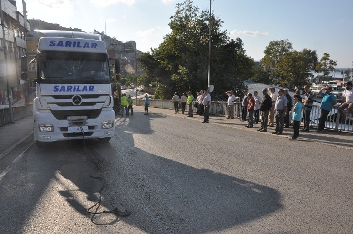 Freni Boşalan Kepçe Uçuruma Yuvarlandı: 2 Yaralı